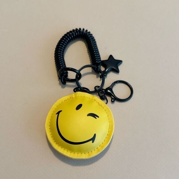 Smiley face keychain M1119 - Picture 1 of 4